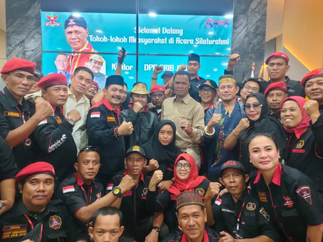 Foto Bersama panitia dengan ketum grb jaya, daeng azis, dan daeng jamal