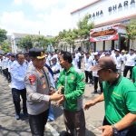 Polres Pelabuhan Tanjung Perak dan Komunitas Ojol Bersinergi Jaga Keamanan Surabaya Melalui Apel Kamtibmas IMG-20251024-WA0159